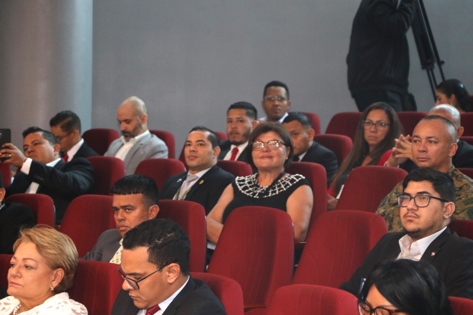 8 de abril asamblea javier y ana