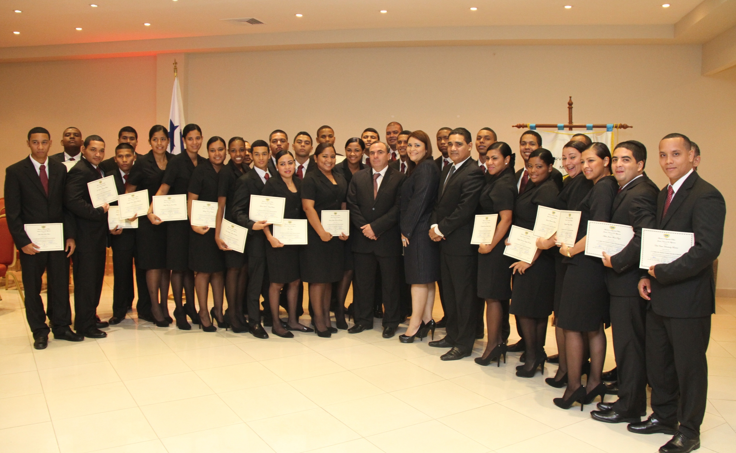 MIGRACIÓN GRADÚA A SU PRIMERA PROMOCIÓN DE INSPECTORES MIGRATORIOS