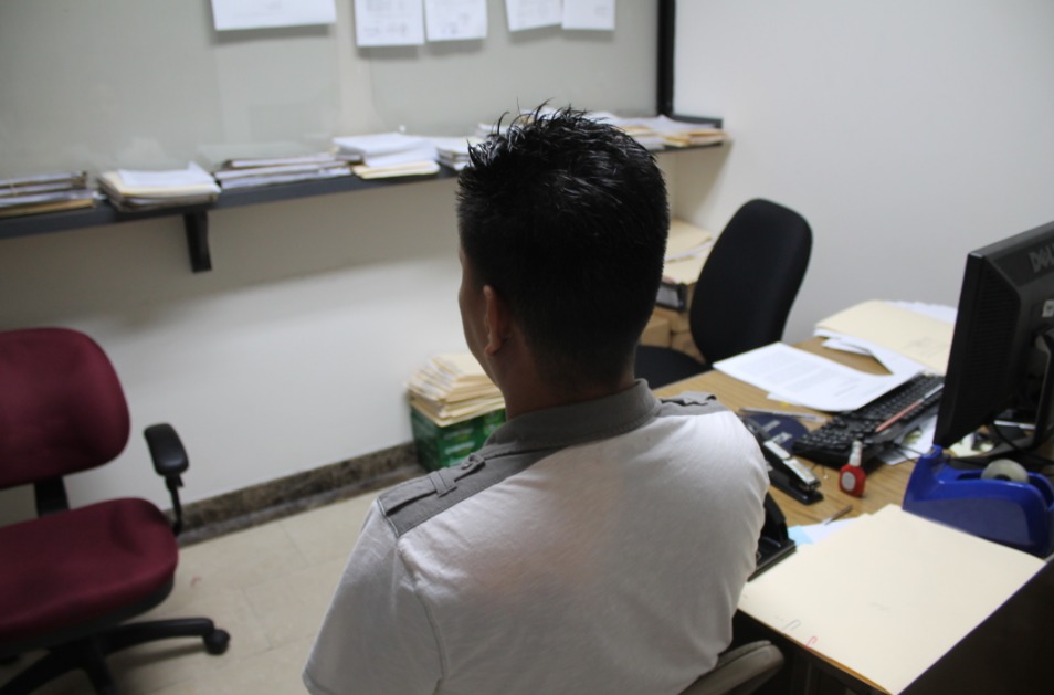 MIGRACIÓN RETIENE A COLOMBIANO SEÑALADO COMO ESTAFADOR