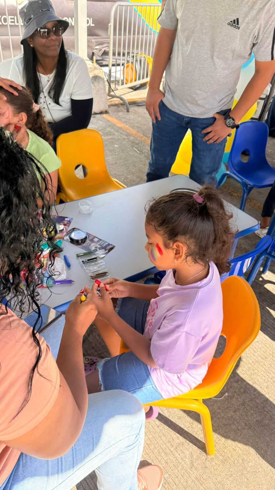 niña pintando