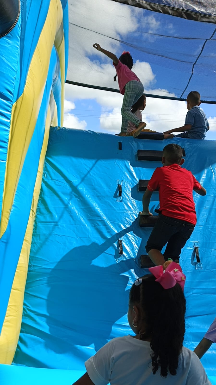 niños subiendo